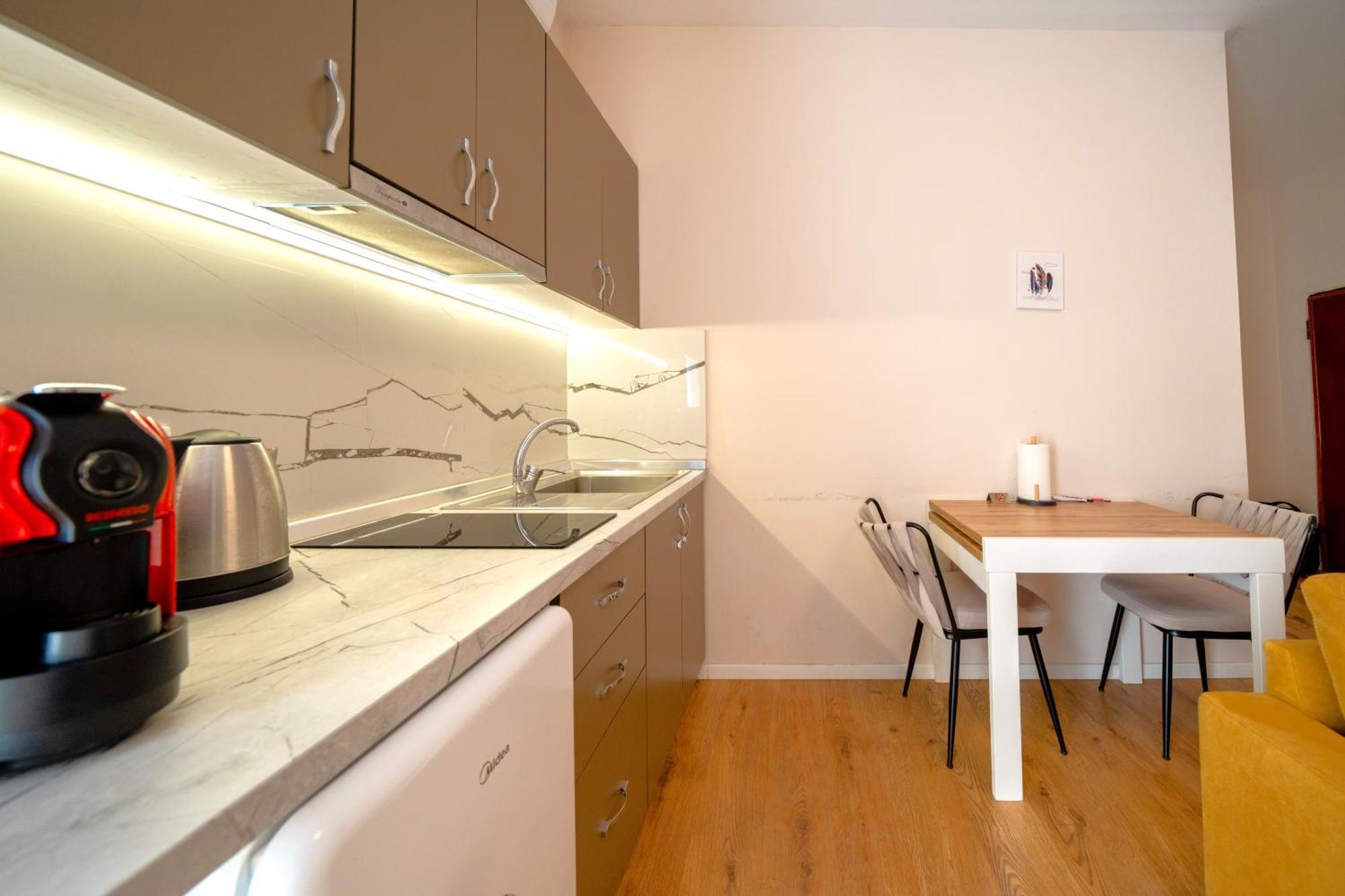 Colorful Comfy Condo Central 地拉那 外观 照片
